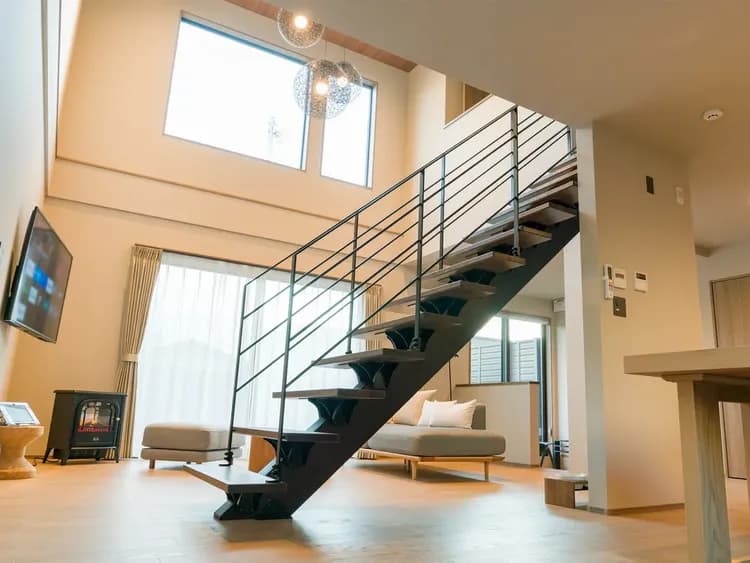 【104・105】広い窓、吹き抜けで開放感たっぷりの空間です（1階）