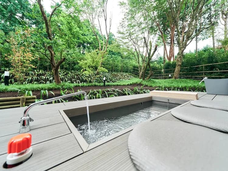 【南館】全室共通/天然温泉のテラス足湯