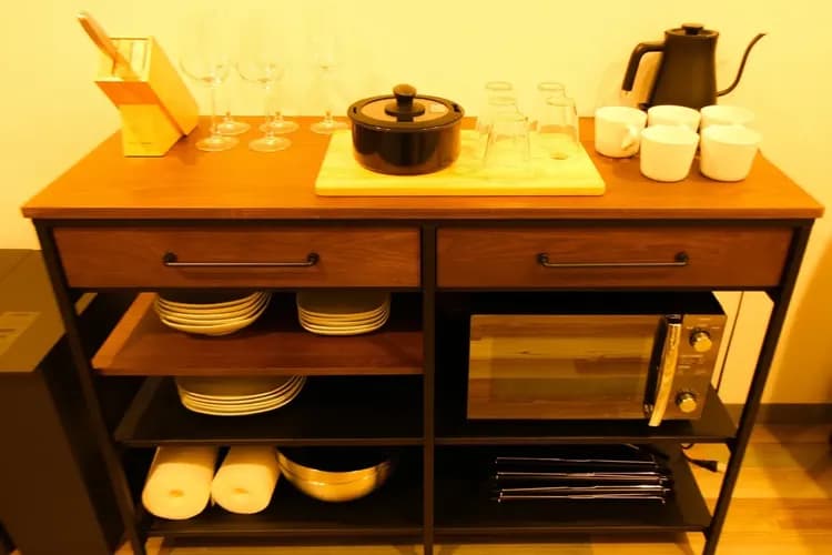 【室内】調理器具：食器、電子レンジ、オーブン、ケトル、まな板etc