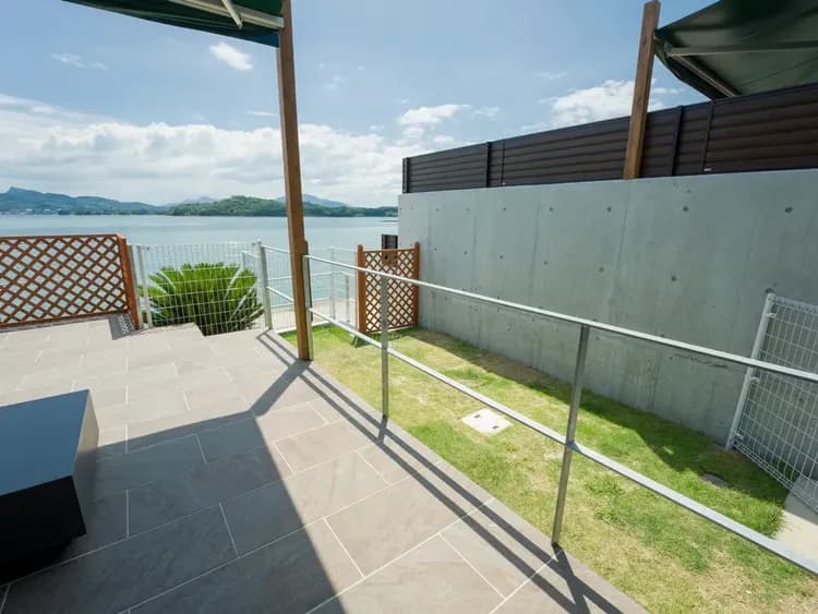 【ペット同泊客室・105】プチドッグラン付。フェンス有で飼い主様も安心してお寛ぎいただけます。