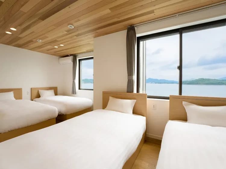 【寝室】シングルベッド4台の客室でゆっくりお休みください。