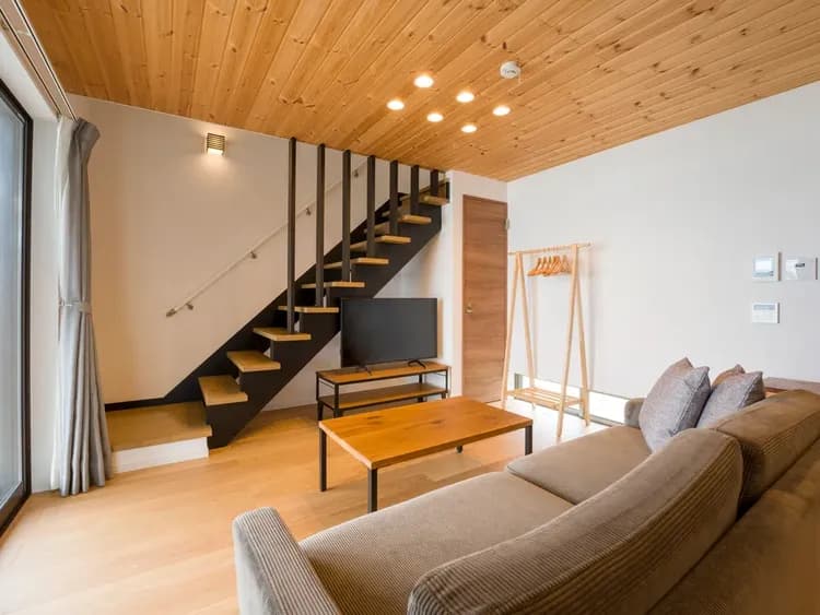 【リビング】家族やグループ宿泊がおすすめの広々としたリビング