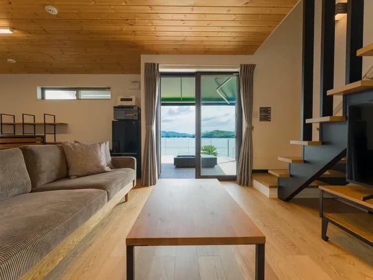 【リビング】室内からも目の前に広がる海と空の景色を一望できます。