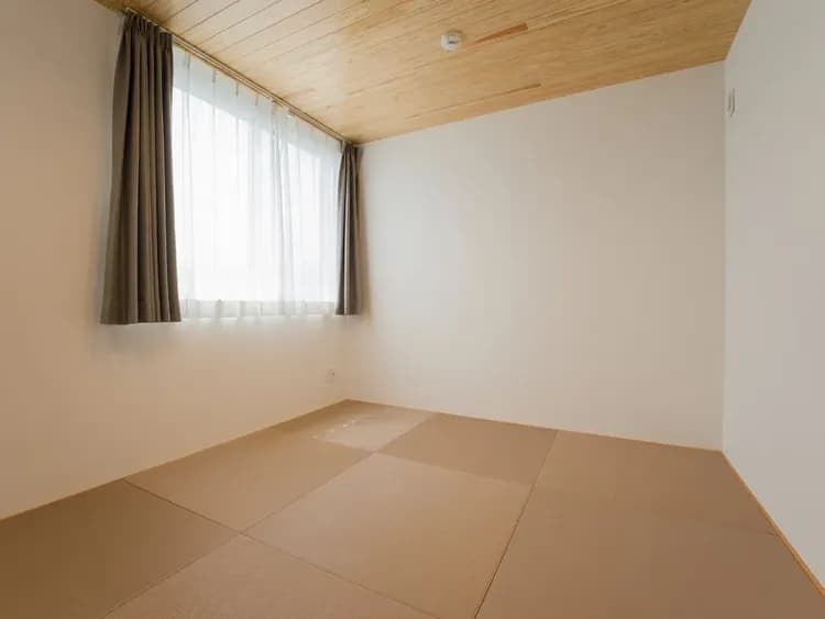 【和室】畳仕様の和室。ゆっくりとお寛ぎください。