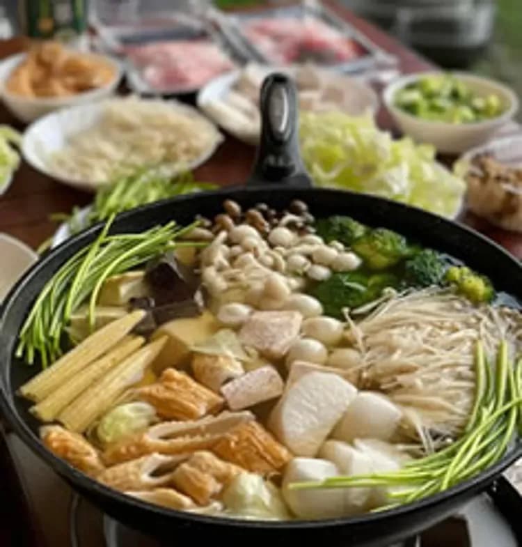 式爐4.1kw(含瓦斯)、附蓋平底鍋(32公分)、附蓋湯鍋(24公分)、水瓶、杯子、碗、盤子、筷子、刀叉、湯匙。（報到時領取，支付押金500元；清潔後歸還，會返還500元押金）