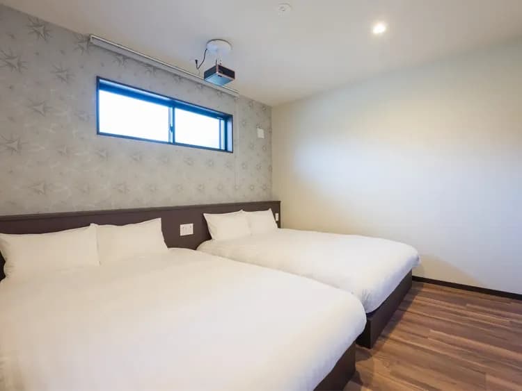 【8名定員 客室一例】ダブルベッド2台の寝室