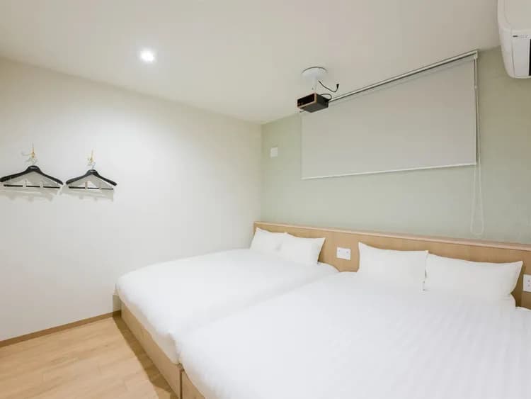 【8名定員 客室一例】ダブルベッド2台の寝室