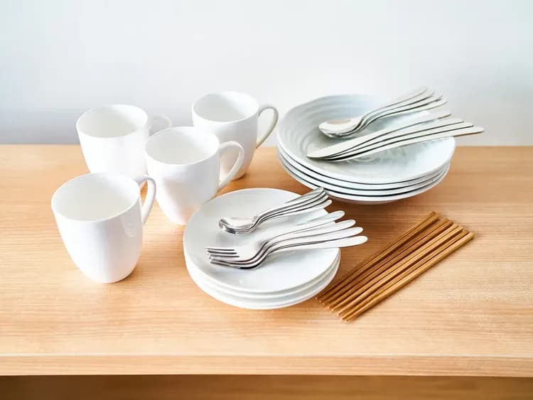 食器・カトラリー（6名様分ご用意しております）