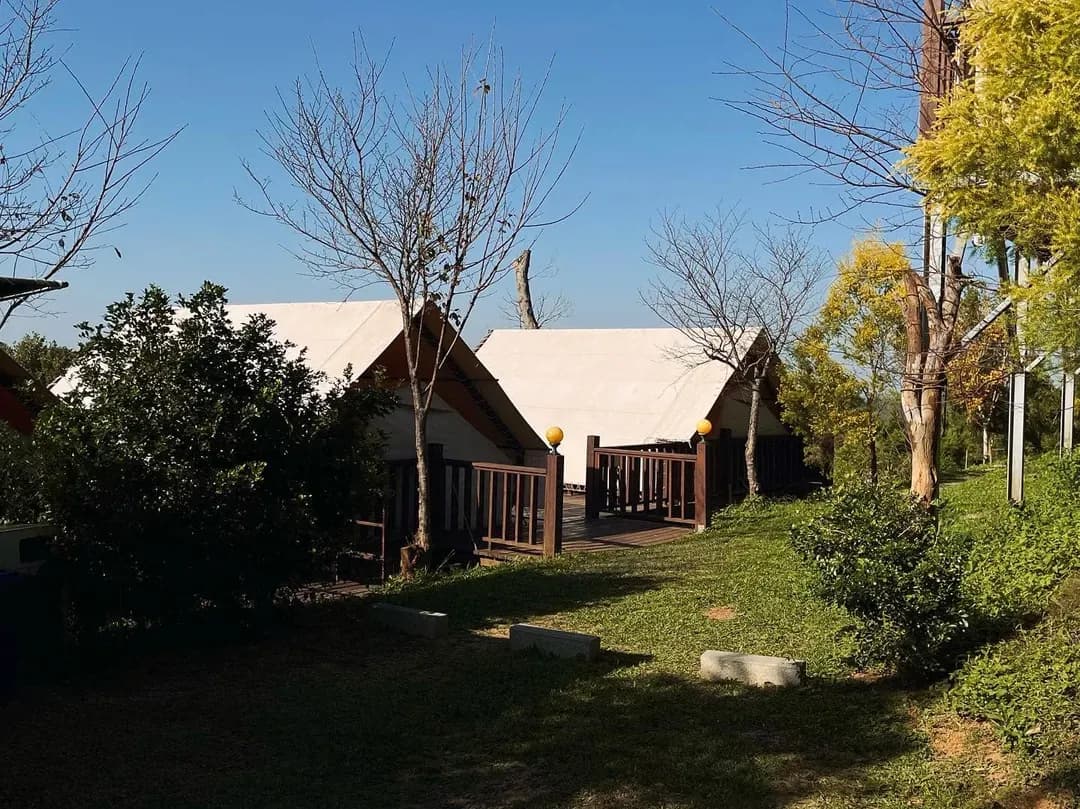 苗栗縣-衝到山上去放空/再~露營露營區｜獨家75折起！屋脊帳、豪華露營、可選購烤肉