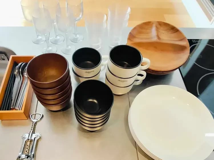 ・キッチンには調理器具やお皿も完備