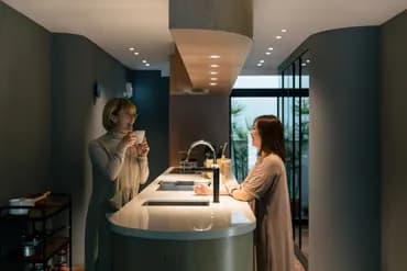 1樓廚房空間｜開放式中島廚房備品齊全，是下廚交流與分享美食的好地方。