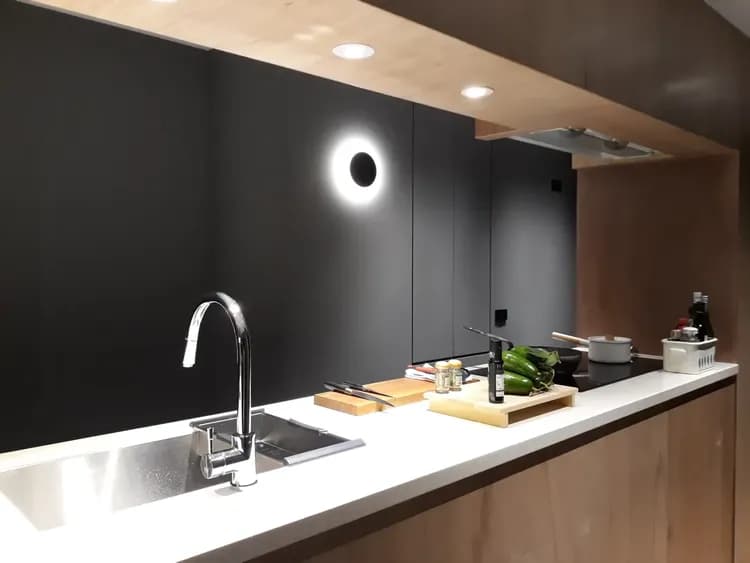 1樓廚房空間｜中島廚房配置電磁爐與料理台，是親友共煮共享的溫馨場景。