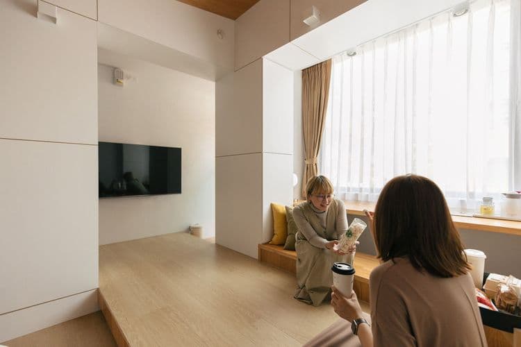 2樓白色控房型｜配備 LG 智慧電視與Netflix帳號，躺在床上也能輕鬆追劇。