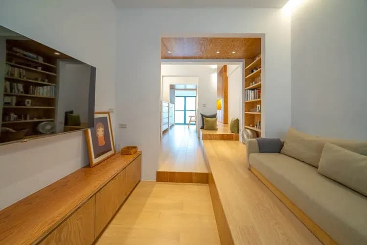 4樓獨享整層｜沙發與電視休憩區，搭配NETFLIX串流服務，享受專屬片單的自在時光。