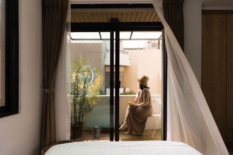 2/3樓文青房型｜陽台迎著午後暖陽，坐下來享受一杯茶，讓時光慢下來。