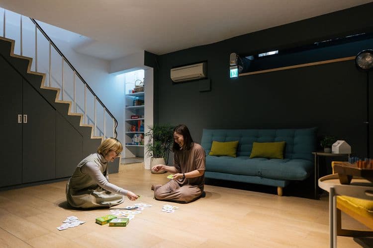 地下室交流區｜沙發與桌遊設施營造溫馨氛圍，適合朋友聚會與闔家歡聚。