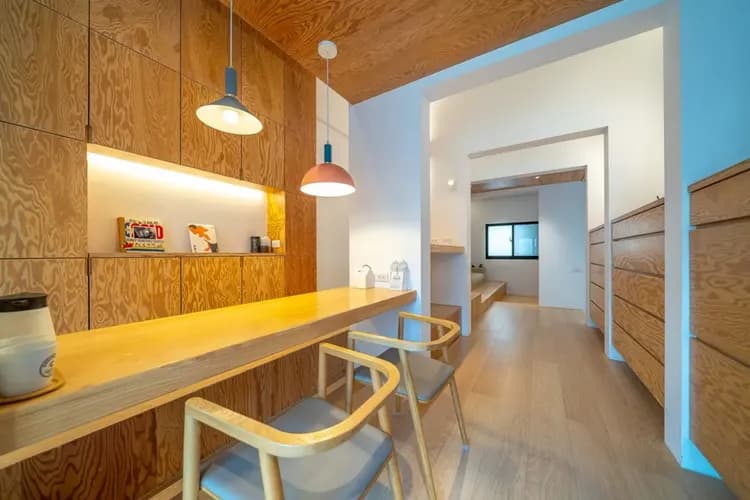 4樓獨享整層｜木作包覆的大容量收納與長桌，打造如個人工作室般的沉靜角落。