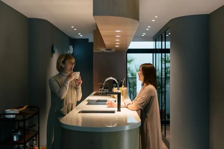 1樓廚房空間｜開放式中島廚房備品齊全，是下廚交流與分享美食的好地方。