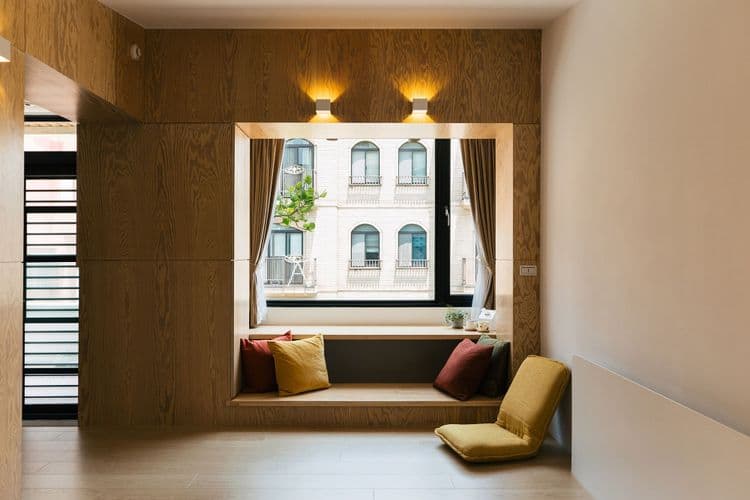 3樓木紋控房型｜大片採光木作臥榻座位，彩色抱枕與懶骨頭椅營造悠閒氛圍。