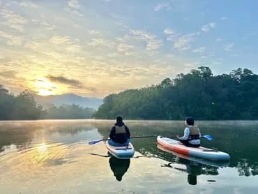 湖畔SUP活動開跑！  邊露營邊玩水 最適合新手的水上活動等你來體驗   ▍每人$1300元 ▍兩人成團，一團最多12人+1教練為限 ▍全程80分鐘，費用包含教學、板子、救生衣租借 ▍時段：14:00-15:20／16:00-17:20                 隔日早場 06:00-07:20  冬天時段 下午15:30-16:50 有興趣歡迎私訊我們預約報名唷！  荒野半島官方Line: https://lin.ee/M0GRmwj,