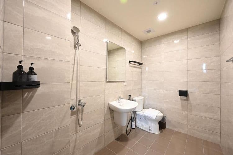 衡定理台南安平包棟民宿·理蓄｜10-20人包棟｜知名美食節目指定合作旅宿｜設有麻將、烤肉、廚房、浴缸｜特約烤肉店家｜豪宅體驗｜軟水系統｜精油沐浴備品｜鄰近漁光島-12