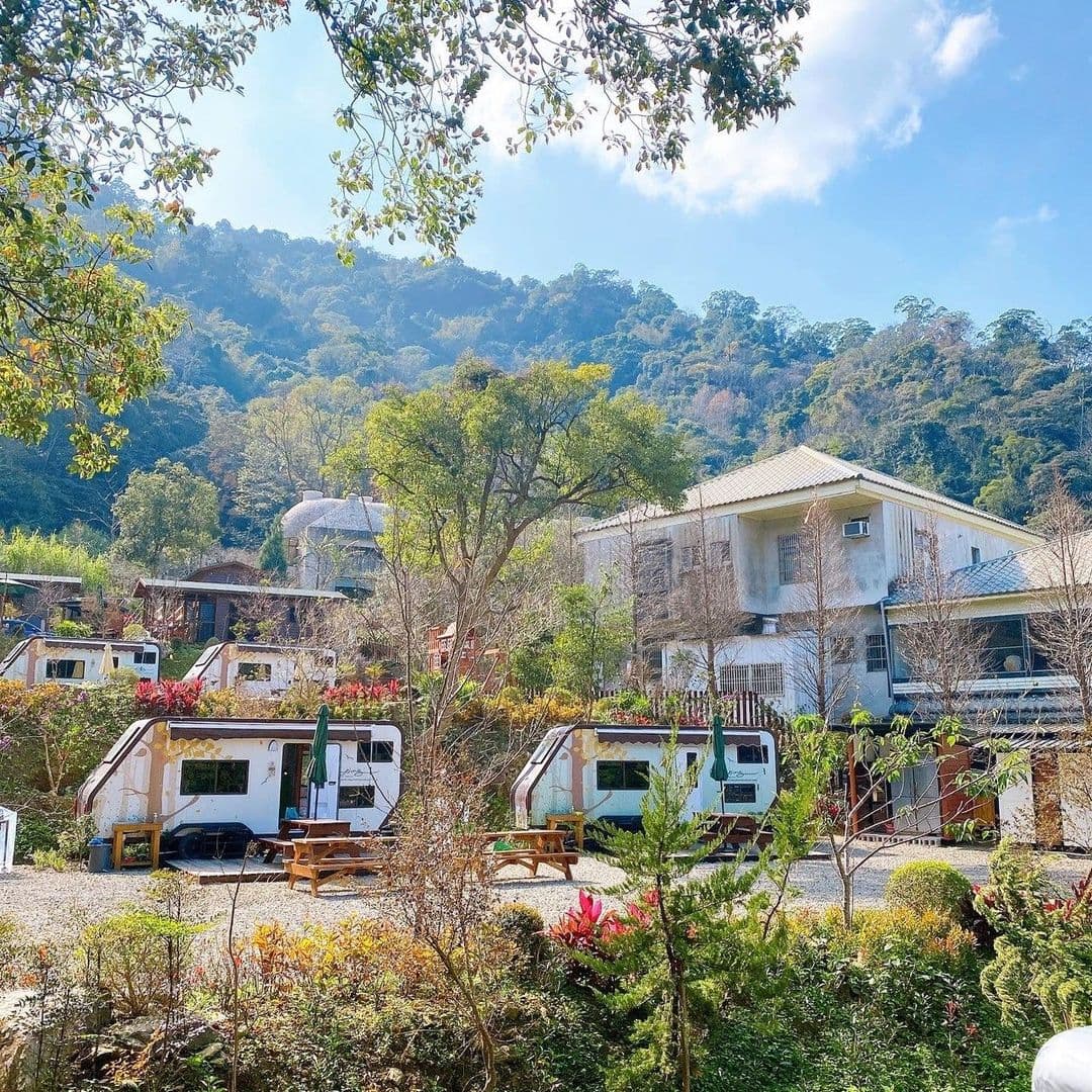 新竹縣-拾階莊園｜豪華露營車、小木屋、近內灣老街