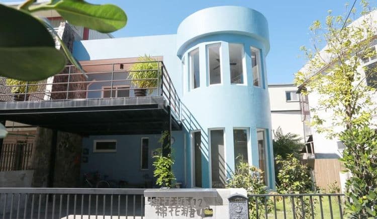 棉花糖是2層樓透天小房子,門口可停2部車子