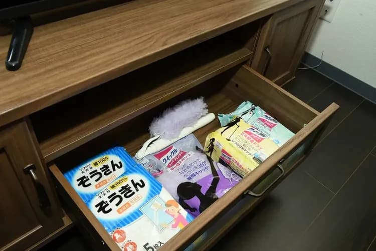 テレビ台の引き出しに掃除用具あります