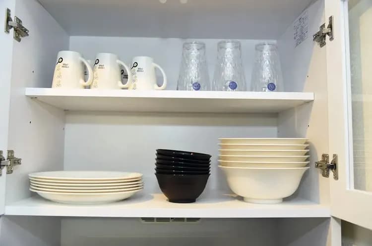戸棚に食器類あります