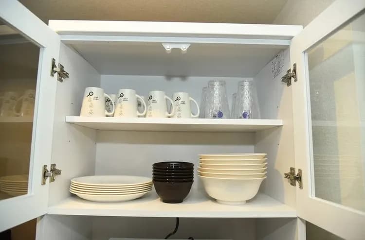戸棚に食器類あります
