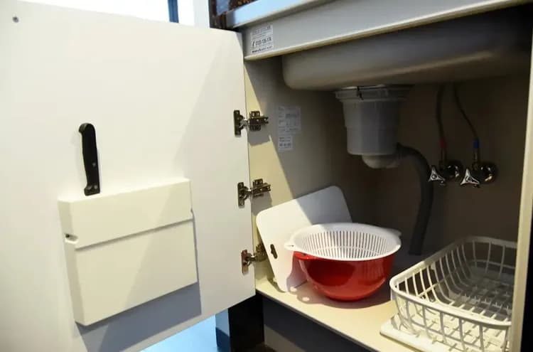 包丁やまな板はシンクの下に