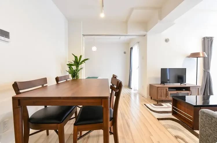 ダイニングテーブルで団欒のお食事を