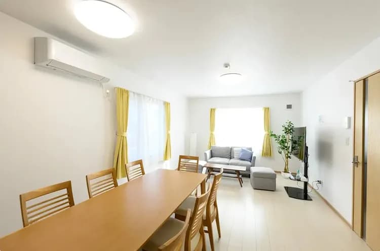 ダイニングテーブルで団欒の食事を