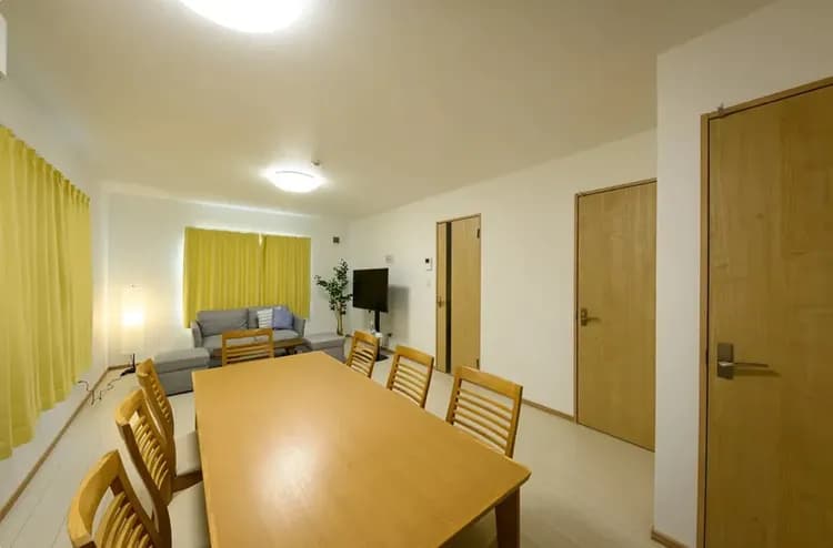 ダイニングテーブルで団欒の食事を