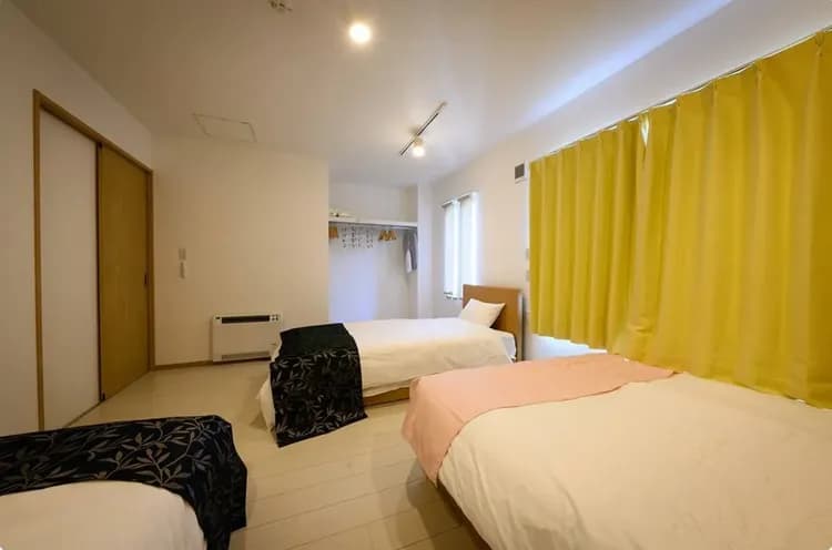 寝室は２つ、各部屋ダブルベッド１台、シングルベッド２台