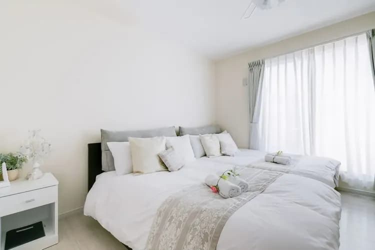 寝室4　セミダブルベッド2台