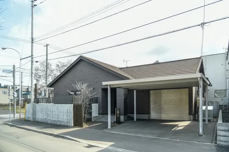 屋外無料駐車場有