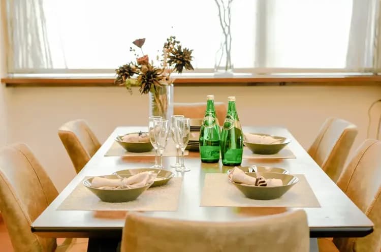 ダイニングテーブルで家族団欒（リビング・ダイニングエリア）