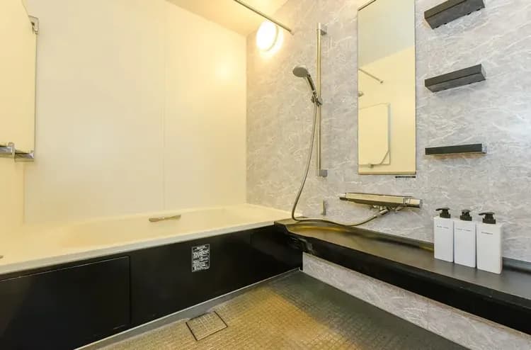 清潔なバスルームにはゆったり浸かれるバスタブ。