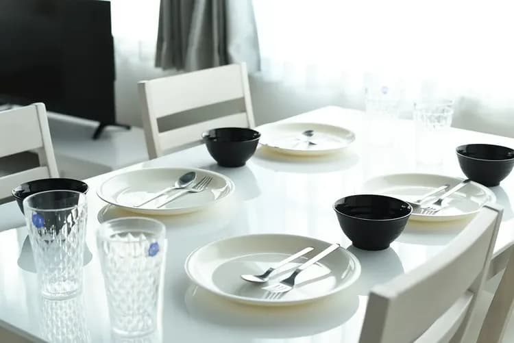 ダイニングテーブルで楽しくお食事をどうぞ