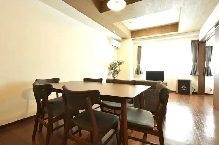 ダイニングテーブルで団欒を