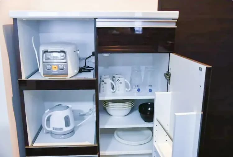 調理家電や食器類あります