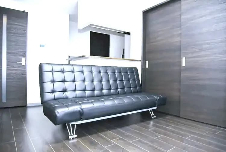 ソファは広げるとベッドになります