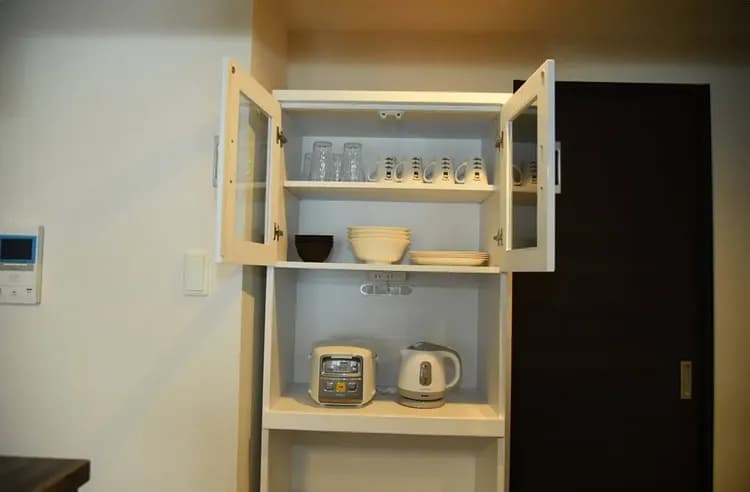 戸棚の中に食器類あります