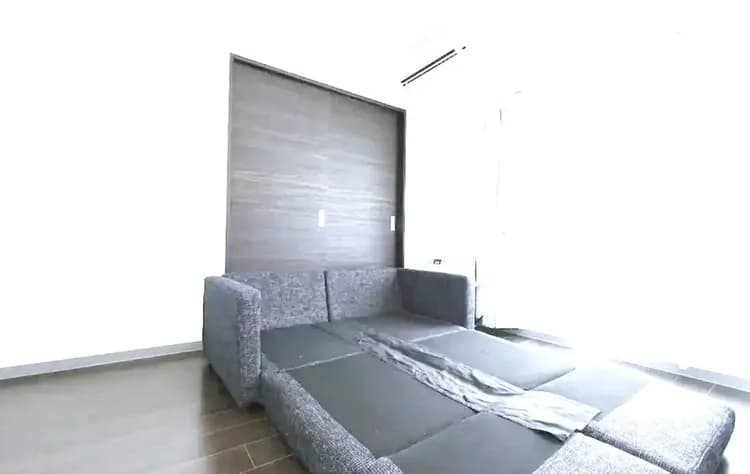 開くとベッドになります