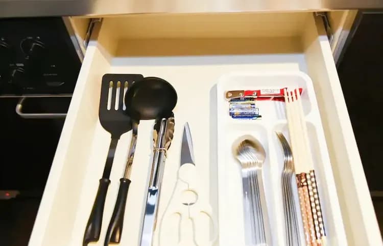 引き出しに調理器具あります