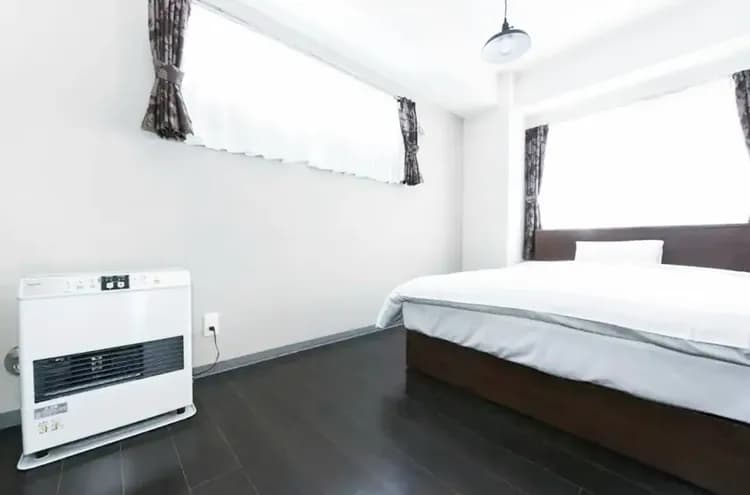 ベッドルームにヒーターあります