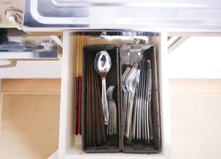 Cutlery is prepared! スプーン、フォーク、ナイフ、お箸は定員数分揃えています。