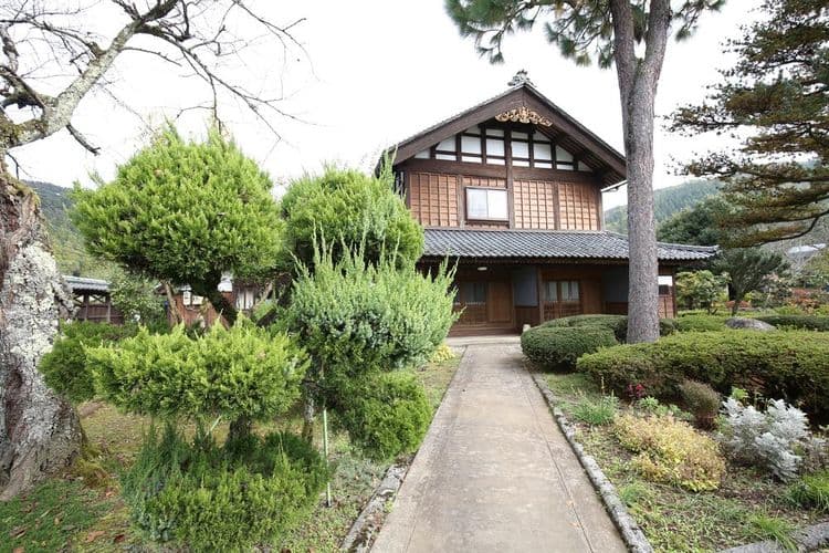 群山圍繞百年日式傳統建築-3