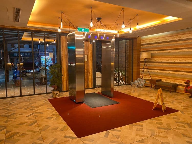 自動體溫偵測及消毒門